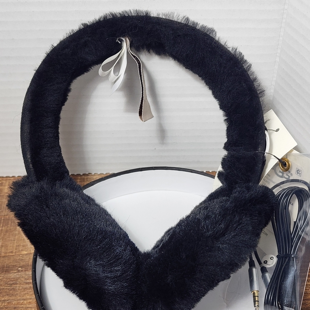 UGG Wired Earmuffs Black - Perfect for Winter! NWT